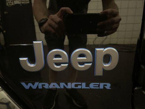 Used 2023 Jeep Wrangler Unlimited Sahara AWD/4WD image 25