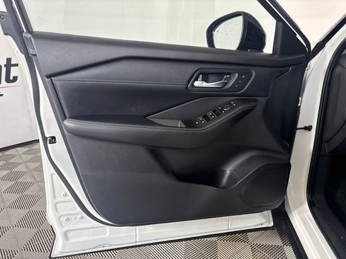 Used 2025 Nissan Rogue SL w/ Tech Package FWD image 8