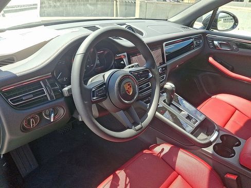Used 2025 Porsche Macan image 4