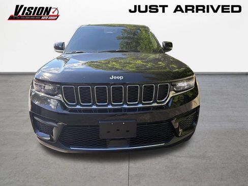 Used 2025 Jeep Grand Cherokee Laredo w/ Luxury Tech Group I AWD/4WD image 2