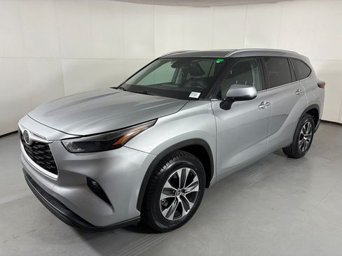 Used 2024 Toyota Highlander XLE FWD image 4