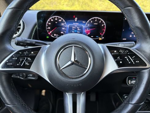 Used 2025 Mercedes-Benz GLB 250 4MATIC image 10