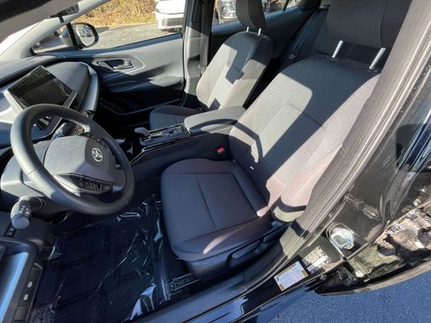 Used 2025 Toyota Prius LE image 30