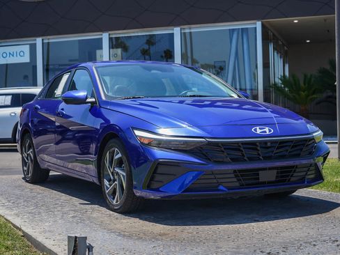 Used 2024 Hyundai Elantra Limited FWD image 3