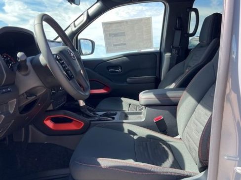 Used 2025 Nissan Frontier PRO-4X image 9