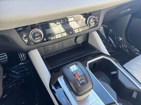 Used 2025 Mitsubishi Outlander SEL image 29