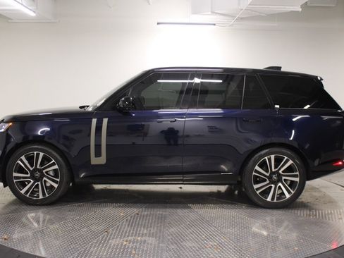 Used 2023 Land Rover Range Rover SE image 2
