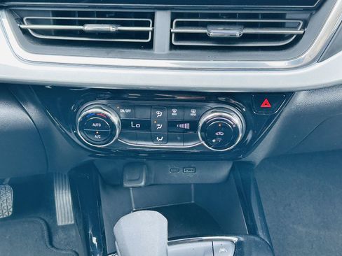 Used 2025 Chevrolet Trax LT FWD image 18