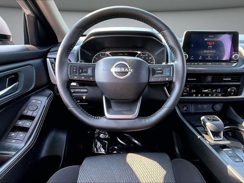 Used 2025 Nissan Rogue SV AWD/4WD image 9