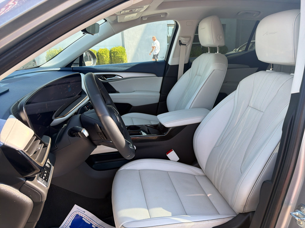 Used 2025 Buick Envision Avenir AWD/4WD image 9