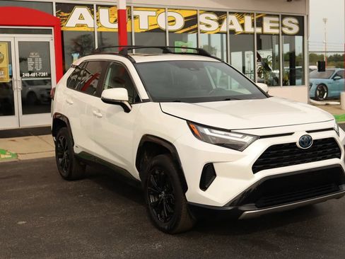 Used 2022 Toyota RAV4 SE w/ Convenience Package AWD/4WD image 3