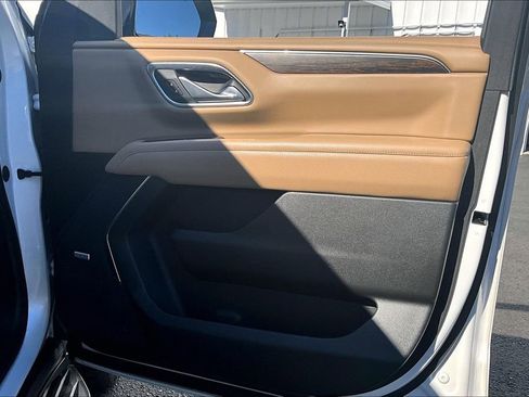 Used 2021 Chevrolet Tahoe Premier w/ Premium Package image 27