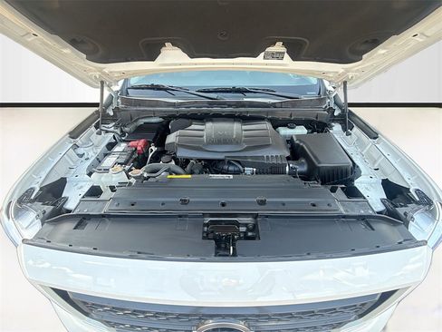 Used 2024 Nissan Titan SV w/ SV Convenience Package image 29