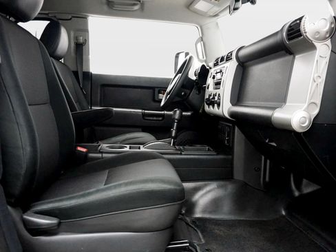 Used 2010 Toyota FJ Cruiser 2WD image 16