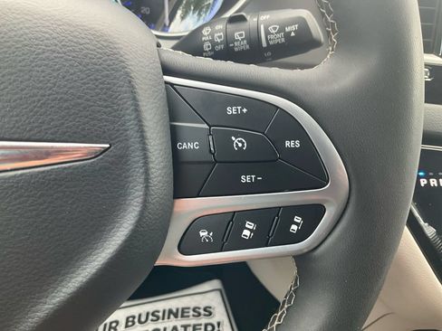 Used 2024 Chrysler Pacifica Touring-L FWD image 22
