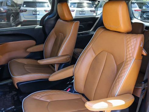 Used 2022 Chrysler Pacifica Pinnacle FWD image 17