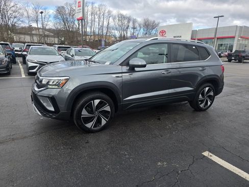 Used 2024 Volkswagen Taos SE AWD/4WD image 3