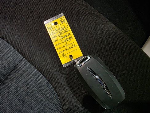 Used 2022 Chrysler Voyager LX image 42