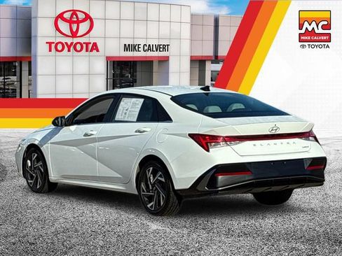 Used 2025 Hyundai Elantra Limited FWD image 3