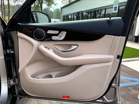 Used 2022 Mercedes-Benz GLC 300 image 22