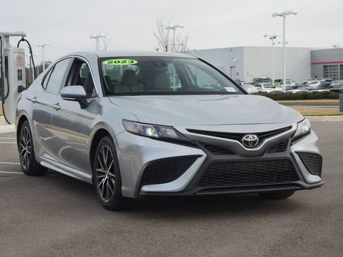 Used 2023 Toyota Camry SE image 2