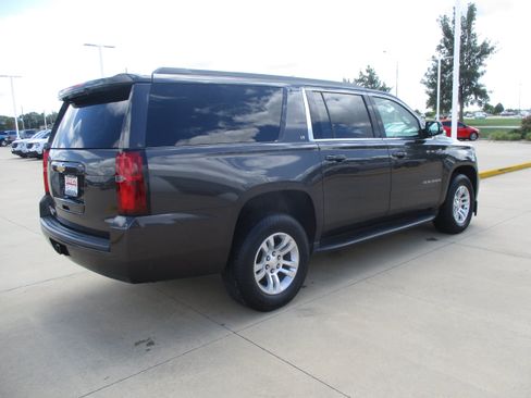 Used 2016 Chevrolet Suburban LT RWD image 6