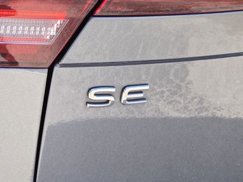 Certified 2022 Volkswagen Tiguan SE FWD image 9