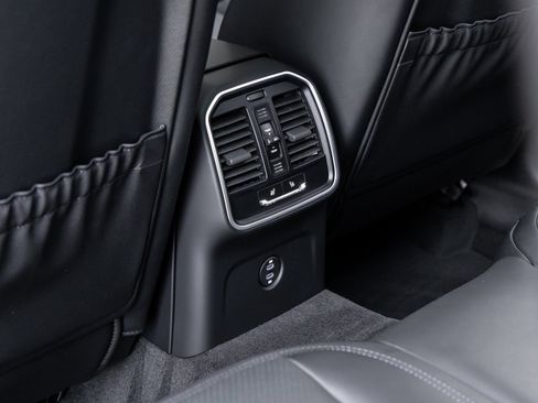 Certified 2026 Porsche Macan AWD/4WD image 36