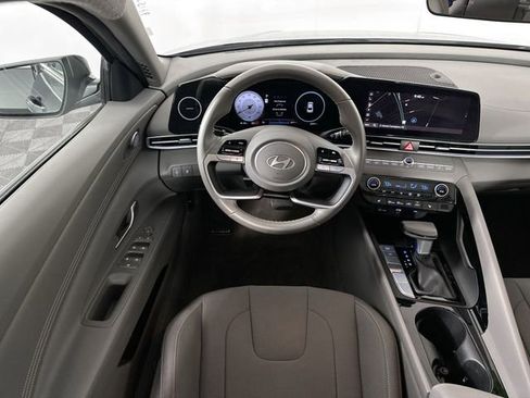 Used 2025 Hyundai Elantra SEL image 9