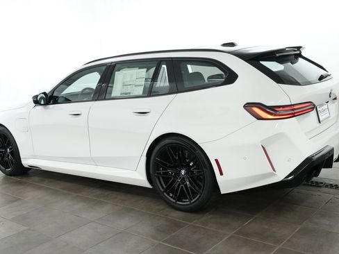 New 2026 BMW M5 Touring w/ Executive Package AWD/4WD image 5