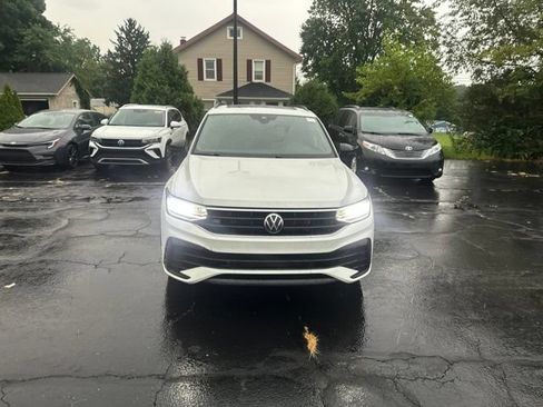 Used 2023 Volkswagen Tiguan SE R-Line AWD/4WD image 2
