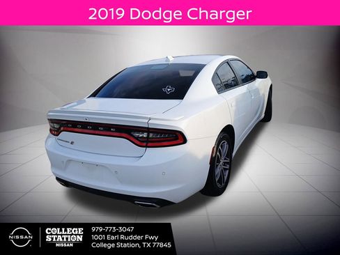 Used 2019 Dodge Charger SXT image 2