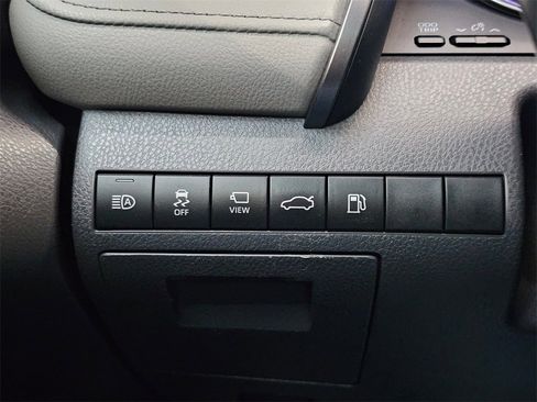 Used 2018 Toyota Camry XLE image 32