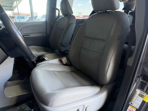 Used 2019 Toyota Sienna XLE w/ XLE Navigation Package FWD image 18