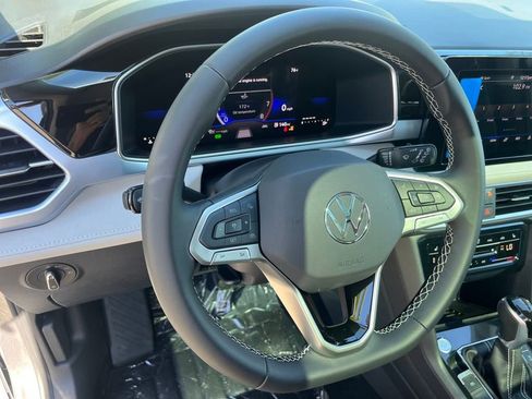 New 2025 Volkswagen Taos SE image 9