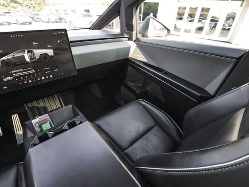 Used 2025 Tesla Cybertruck AWD Crew Cab image 46