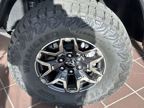 Used 2025 Chevrolet Colorado ZR2 w/ Technology Package image 30