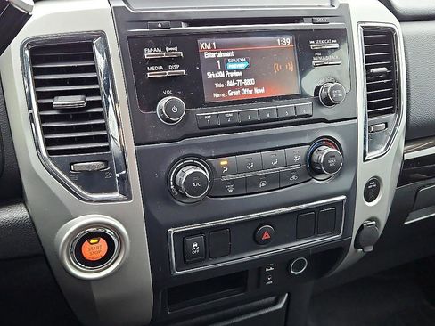 Used 2018 Nissan Titan SV image 19