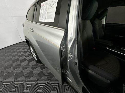 Used 2023 Toyota Highlander LE FWD image 28
