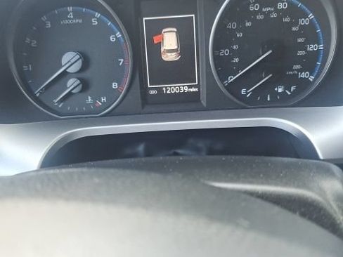 Used 2018 Toyota RAV4 LE FWD image 5