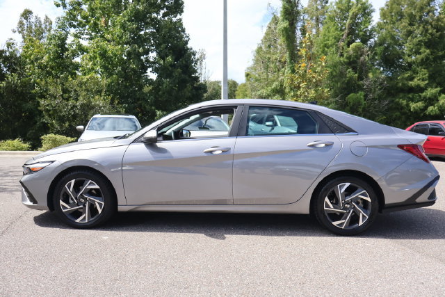 Used 2024 Hyundai Elantra Limited FWD image 5