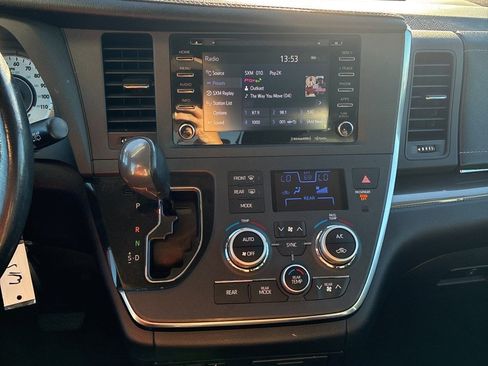 Used 2018 Toyota Sienna SE w/ Carpet Mat Package image 9