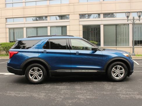 Used 2021 Ford Explorer XLT w/ Equipment Group 202A AWD/4WD image 6