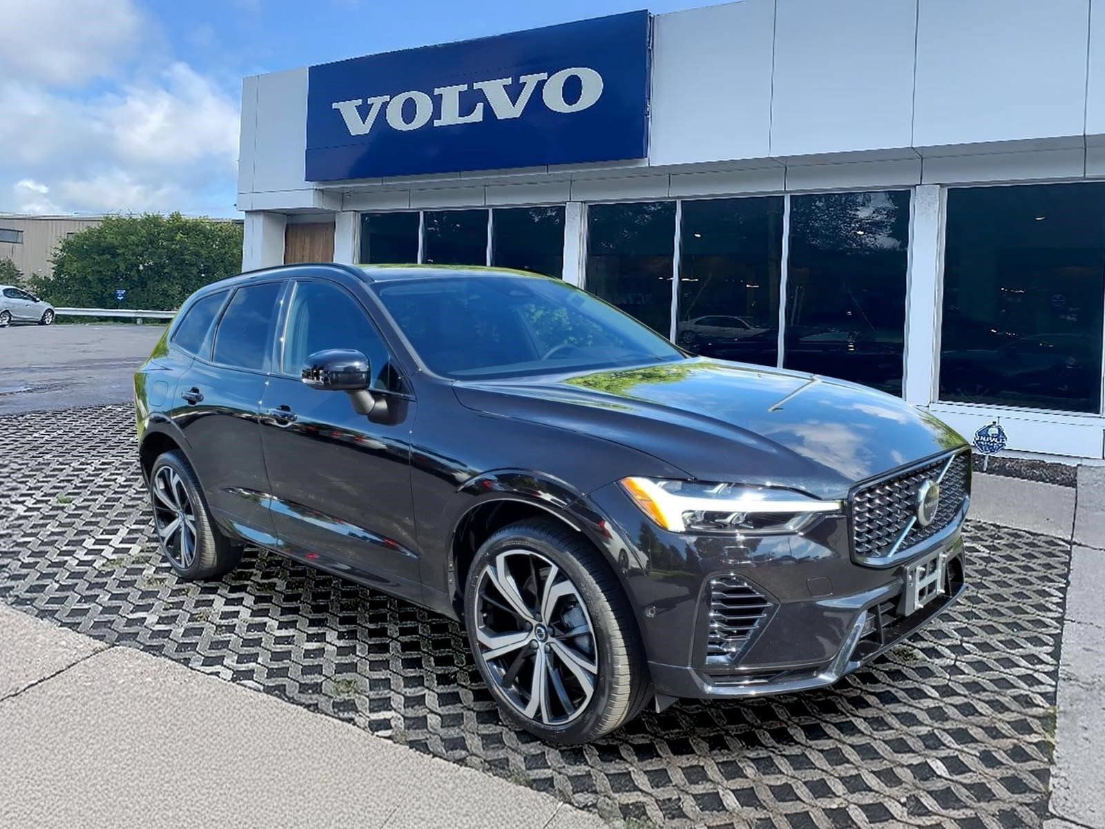 Certified 2025 Volvo XC60 T8 Ultra w/ Protection Package Premier AWD/4WD image 1