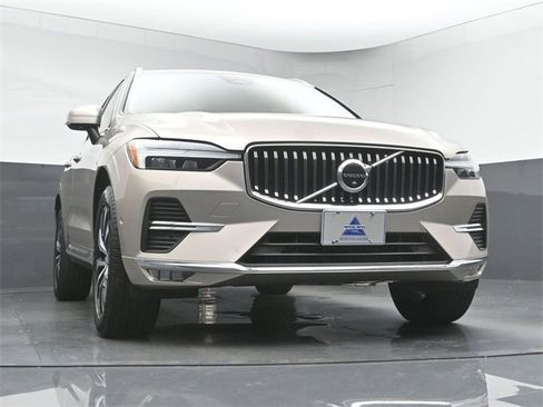 Used 2023 Volvo XC60 B5 Plus image 34