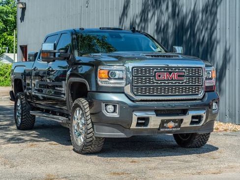 Used 2018 GMC Sierra 2500 Denali w/ Duramax Plus Package AWD/4WD image 8