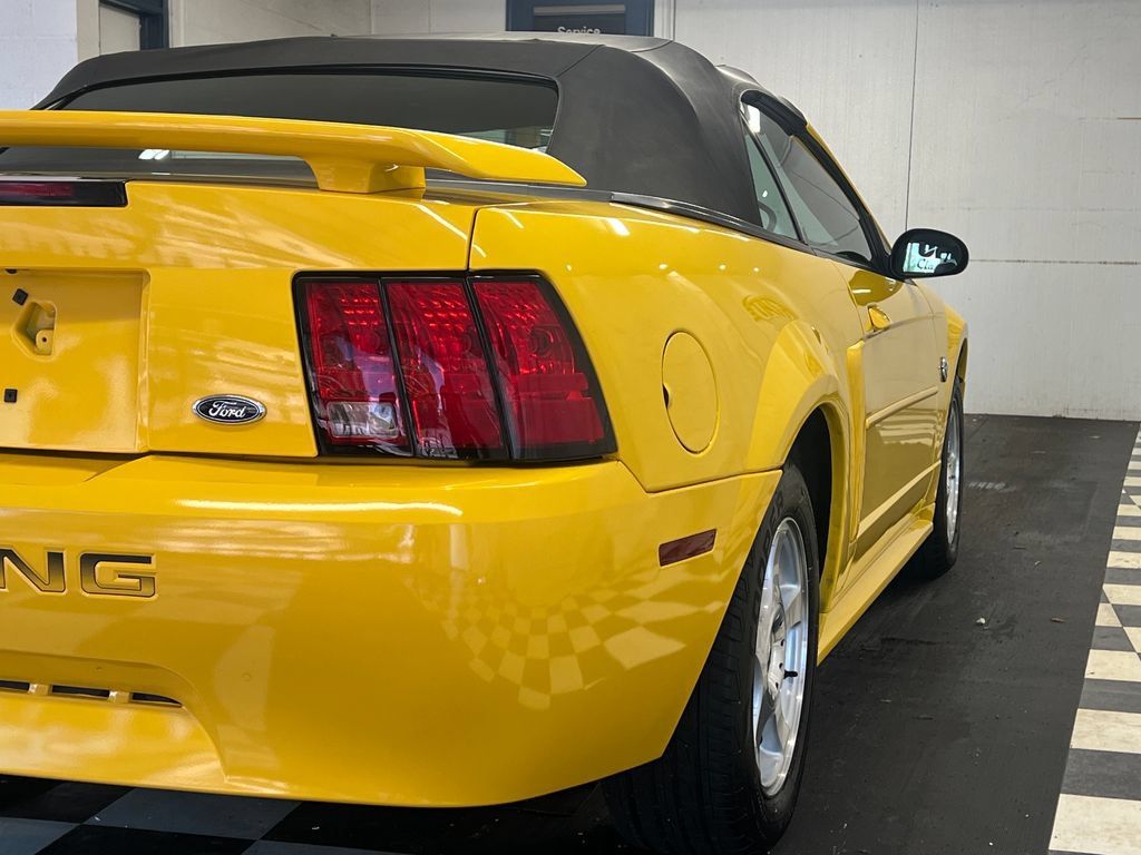Used 2004 Ford Mustang Convertible RWD image 15