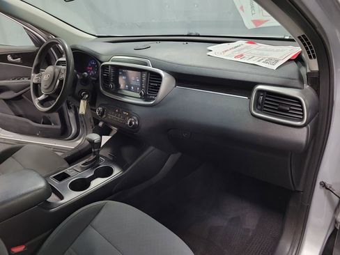 Used 2020 Kia Sorento LX image 25