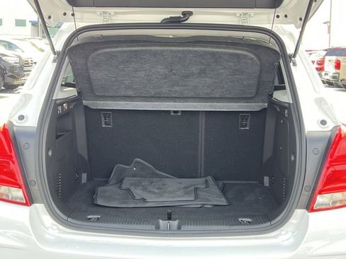 Used 2022 Chevrolet Trax LT w/ LT Convenience Package image 9