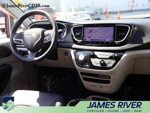 Used 2024 Chrysler Pacifica Touring-L FWD image 13